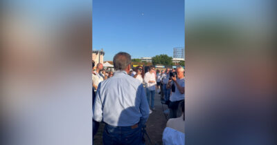 Copertina di Calenda “corteggia” Bonelli (che scappa): “Angelo vieni, non tenere il broncio. Adesso vado a dargli un bacio” – Video