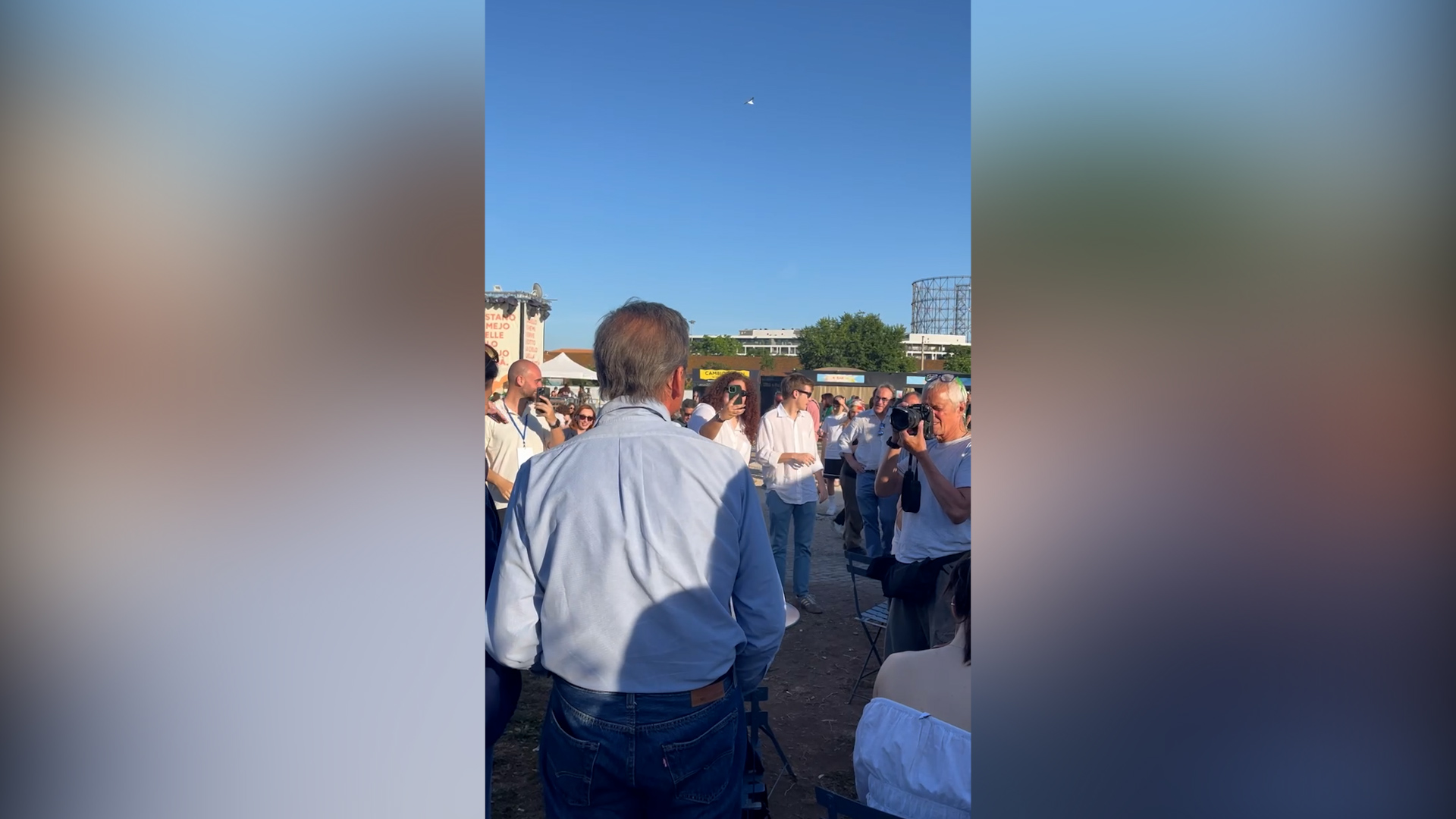 Calenda “corteggia” Bonelli (che scappa): “Angelo vieni, non tenere il broncio. Adesso vado a dargli un bacio” – Video