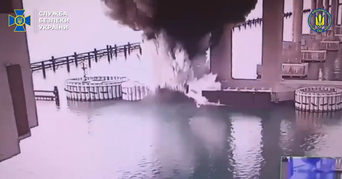 Crimea, l’attacco dei servizi ucraini al ponte di Kerch: “Usati 1.100 kg di esplosivo”. Il video Crimea, l’attacco dei servizi ucraini al ponte di Kerch: “Usati 1.100 kg di esplosivo”. Il video