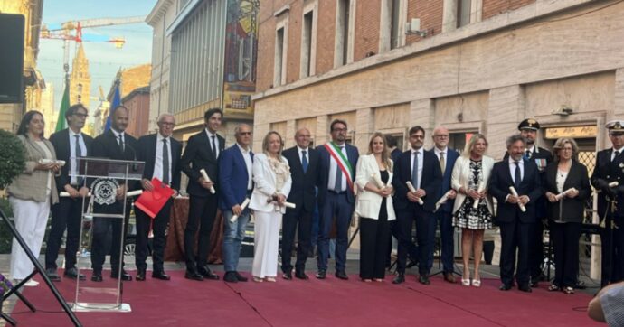 Teramo, il 2 giugno sciarpa romanista e gaffe sulla Carta