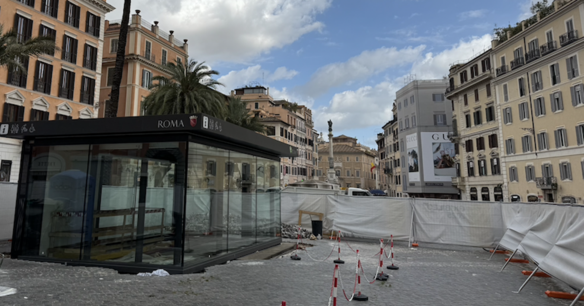 roma cosa ci fa uno scatolone di vetro e metallo in piazza di spagna