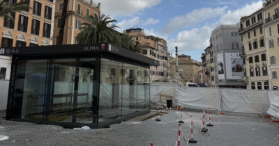 Copertina di Roma, cosa ci fa uno scatolone di vetro e metallo in Piazza di Spagna?