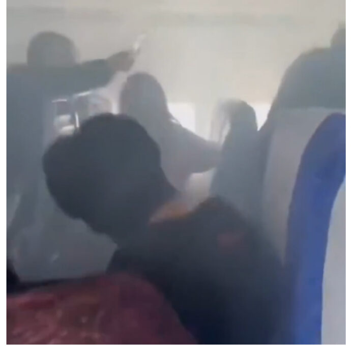 Esplode powerbank in volo, fumo e paura a bordo: l’aereo torna indietro dopo 15 minuti – IL VIDEO