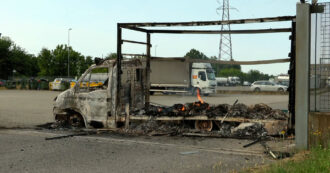 Copertina di Chiodi sulla strada e mezzi incendiati: rapina da film in un centro logistico del Milanese – Video