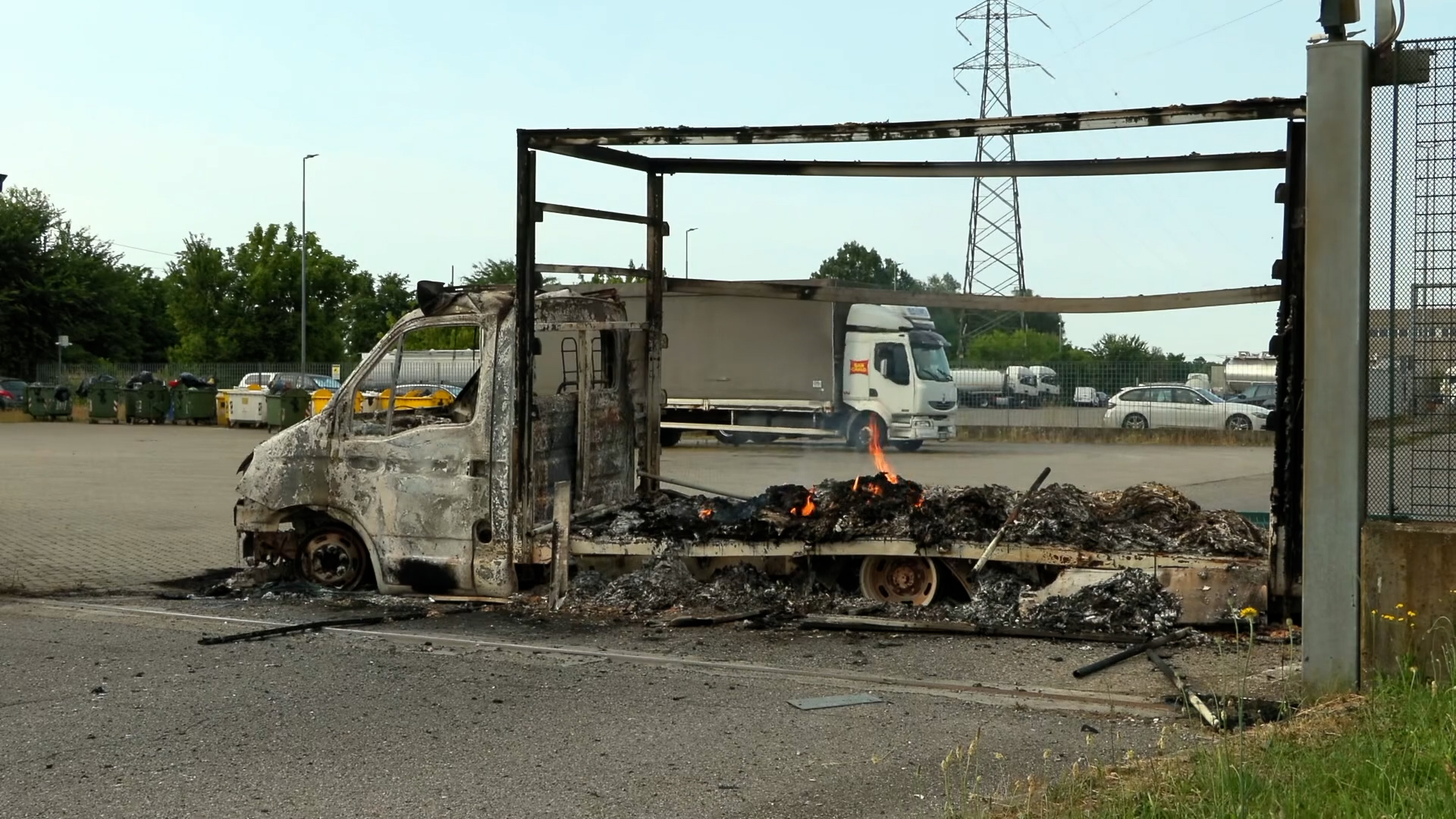 chiodi sulla strada e mezzi incendiati rapina da film in un centro logistico del milanese – video