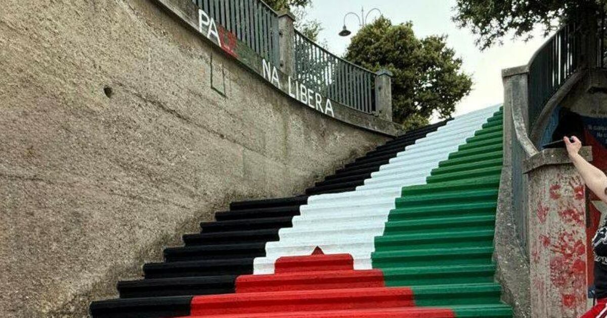 la scalinata si tinge dei colori della bandiera della palestina il gesto di solidarietà delle donne di orgosolo