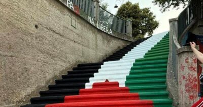 Copertina di La scalinata si tinge dei colori della bandiera della Palestina: il gesto di solidarietà delle donne di Orgosolo