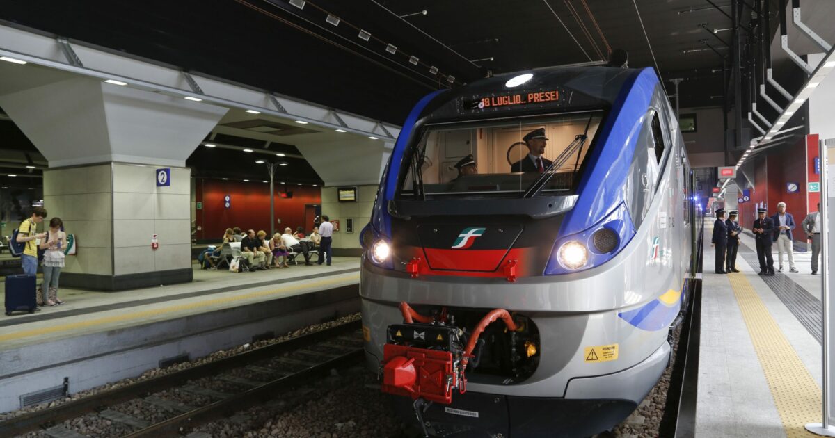 bimba in braccio e zaino sul sedile scontro tra mamma con due biglietti e controllore sul treno