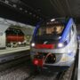 Copertina di Bimba in braccio e zaino sul sedile: scontro tra mamma con due biglietti e controllore sul treno