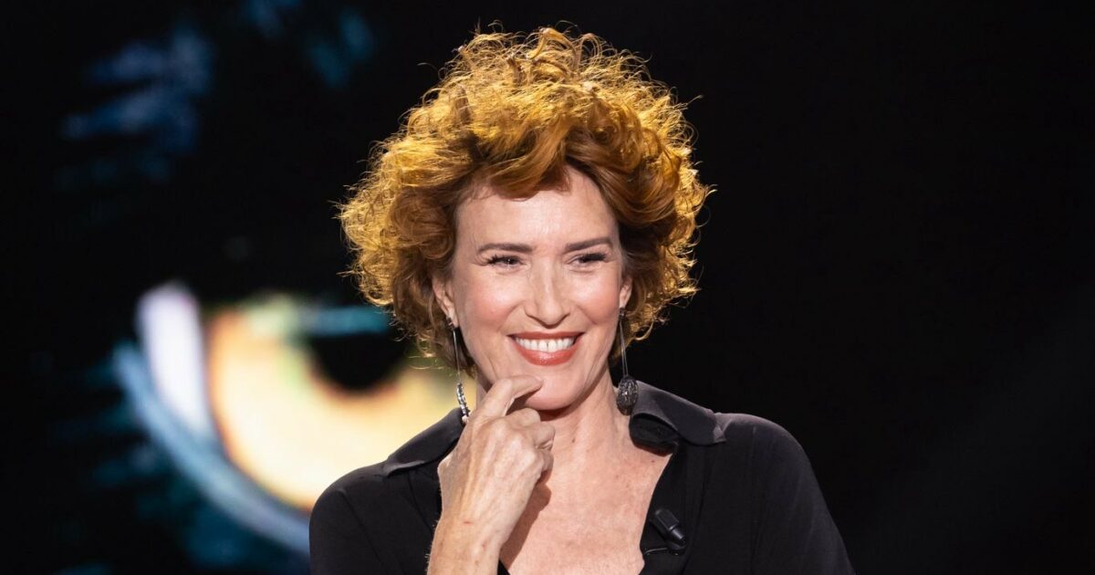 “Nella scena di un film ricordo che dovevo baciarlo… Lo baciai con tale passione che lo presi per la testa e mi rimase il parrucchino in mano”: così Lucrezia Lante della Rovere su Jerry Calà