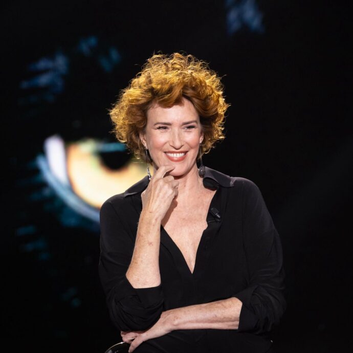 “Nella scena di un film ricordo che dovevo baciarlo… Lo baciai con tale passione che lo presi per la testa e mi rimase il parrucchino in mano”: così Lucrezia Lante della Rovere su Jerry Calà