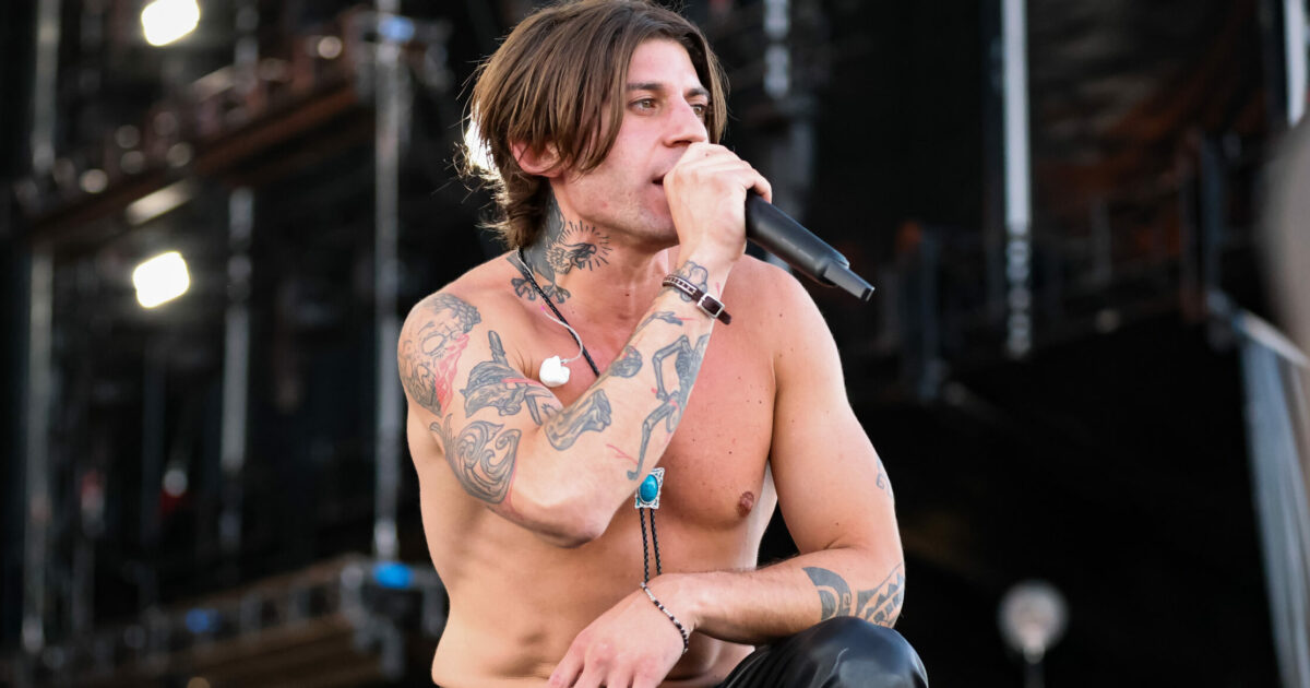 Rkomi annulla tutte le date del tour e scoppia il giallo, ma il motivo è solamente artistico