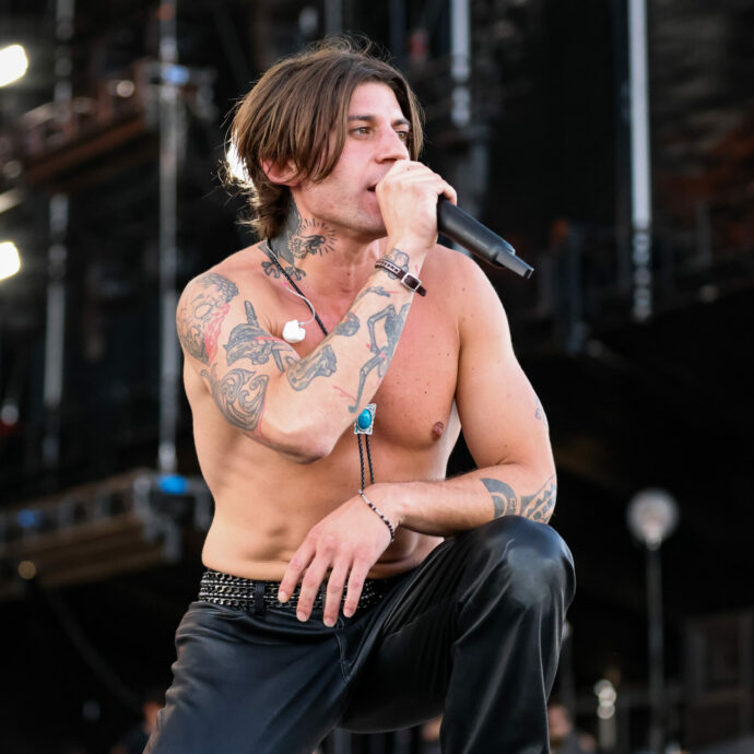 Rkomi annulla tutte le date del tour e scoppia il giallo, ma il motivo è solamente artistico