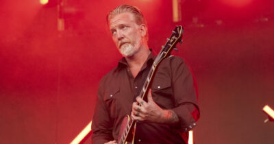 Copertina di “Stavo malissimo, non ricordo nulla del concerto di Milano. Ho preso un volo d’urgenza per l’America con la febbre e mi hanno operato”: lo rivela Josh Homme