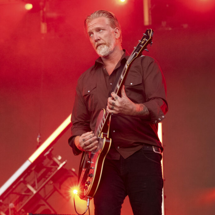 “Stavo malissimo, non ricordo nulla del concerto di Milano. Ho preso un volo d’urgenza per l’America con la febbre e mi hanno operato”: lo rivela Josh Homme