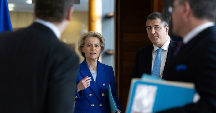 Bruxelles all’Italia: “Bene il risanamento dei conti ma spendere di più per le armi”