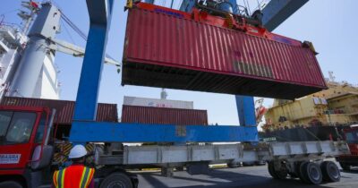 Copertina di I portuali in Francia si rifiutano di caricare il cargo di armi per Israele: pronti al presidio anche a Genova