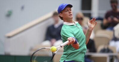 Copertina di Sinner vola in semifinale al Roland Garros: il talentuoso Bublik battuto in tre set (senza mai rischiare)