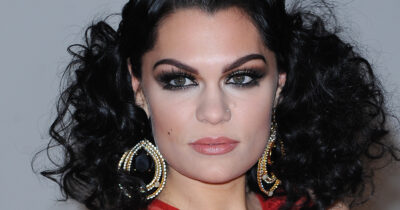 Copertina di “Mi è stato diagnosticato il cancro al seno e dovrò fare un intervento chirurgico. Tornerò con due tette enormi!”: lo sfogo della cantante Jessie