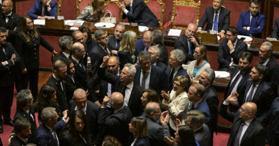 Copertina di Il dl Sicurezza è legge, ok del Senato. Balboni (FdI) al centrosinistra: “State con i criminali”. Rissa sfiorata in Aula