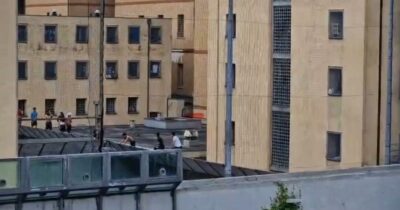 Copertina di Genova, rivolta in carcere: detenuti sul tetto, feriti due agenti. “Regolamento di conti dopo una violenza sessuale”