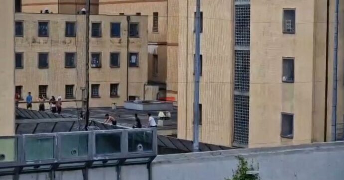 Genova, rivolta in carcere: detenuti sul tetto, feriti due agenti. “Regolamento di conti dopo una violenza sessuale”