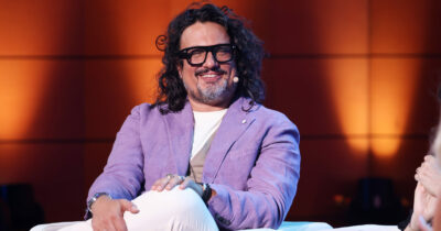 Copertina di Alessandro Borghese: "Mangiamo mezzo kg di insetti all’anno, senza saperlo. Quando processano caffè, pasta e riso qualcosa finisce dentro"