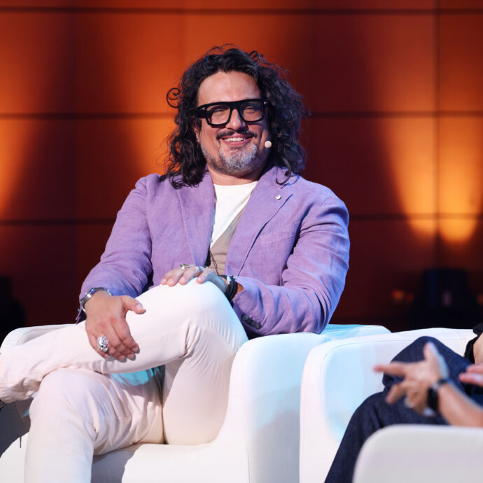 “Mangiamo mezzo chilo di insetti all’anno senza saperlo. Quando processano caffè, pasta e riso qualche insetto finisce dentro”: così Alessandro Borghese