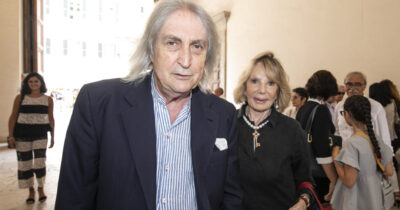 Copertina di Faida a casa Vanzina. Querele e controquerele tra Enrico e la moglie del defunto Carlo, lei: “Nulla mi sorprende più da chi ha fatto tutto questo a un fratello morto”