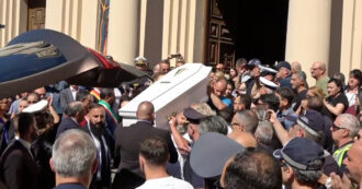 Copertina di Martina Carbonaro, migliaia di persone ai funerali della 14enne vittima di femminicidio. E c’è chi grida: “Giustizia” – Video