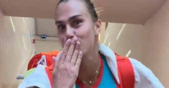 Copertina di “Novak, tu non hai la tua canzone”: il balletto da “tigre” di Sabalenka che sfida Djokovic al Roland Garros