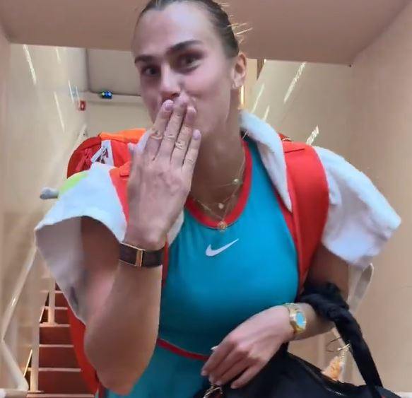 “Novak, tu non hai la tua canzone”: il balletto da “tigre” di Sabalenka che sfida Djokovic al Roland Garros