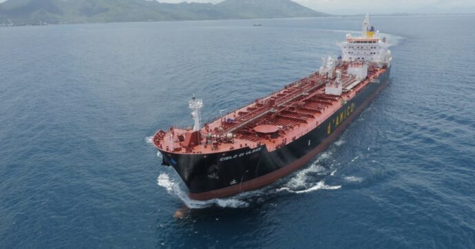 Von der Leyen: “Pronti a dazi del 500% contro i paesi che comprano gas e petrolio russi”. Poi la correzione