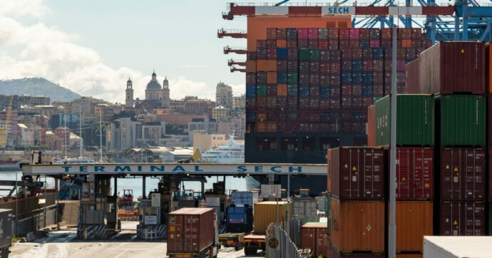 Copertina di Francia e le armi a Israele: "Nave attesa a Marsiglia, tappe a Genova e Salerno”. I portuali francesi si rifiutano di caricare il cargo