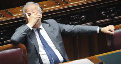 Copertina di 23enne con problemi psichiatrici rinchiuso in Albania e rimpatriato in Algeria. Interrogazione Pd a Piantedosi