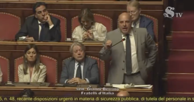 Copertina di Il senatore Berrino (FdI): “Le donne che fanno figli per rubare non sono degne di farli”. Bagarre in Aula, Pd: “Parole crudeli”