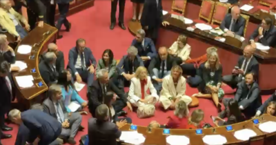 Copertina di Dl Sicurezza, protesta delle opposizioni in Aula: senatori di Pd, M5s e Avs si siedono davanti ai banchi del governo