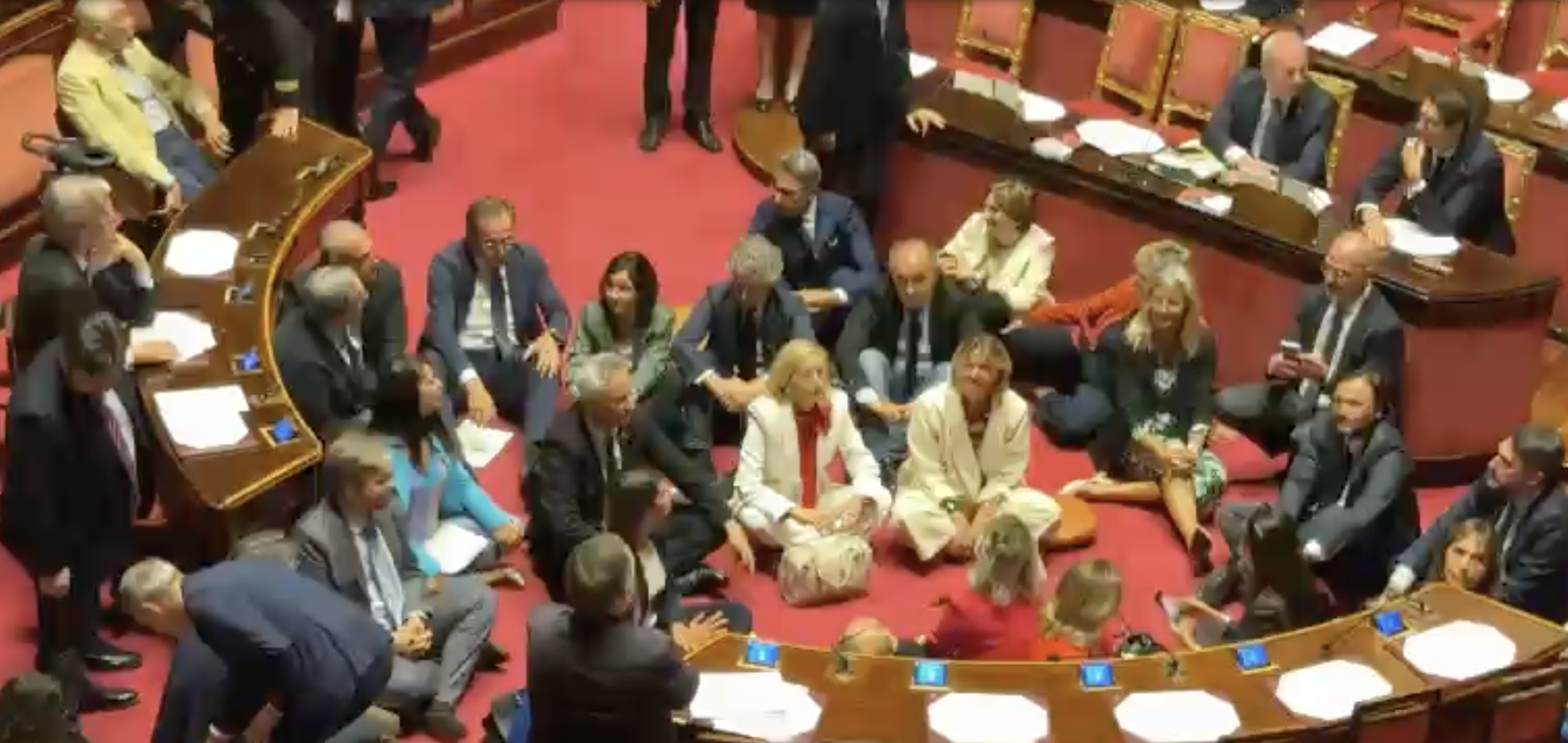 dl sicurezza protesta delle opposizioni in aula senatori di pd m5s e avs si siedono davanti ai banchi del governo