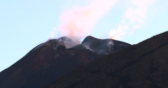Copertina di Cambia il profilo dell’Etna dopo il crollo del cratere: le immagini ravvicinate dello squarcio – Video