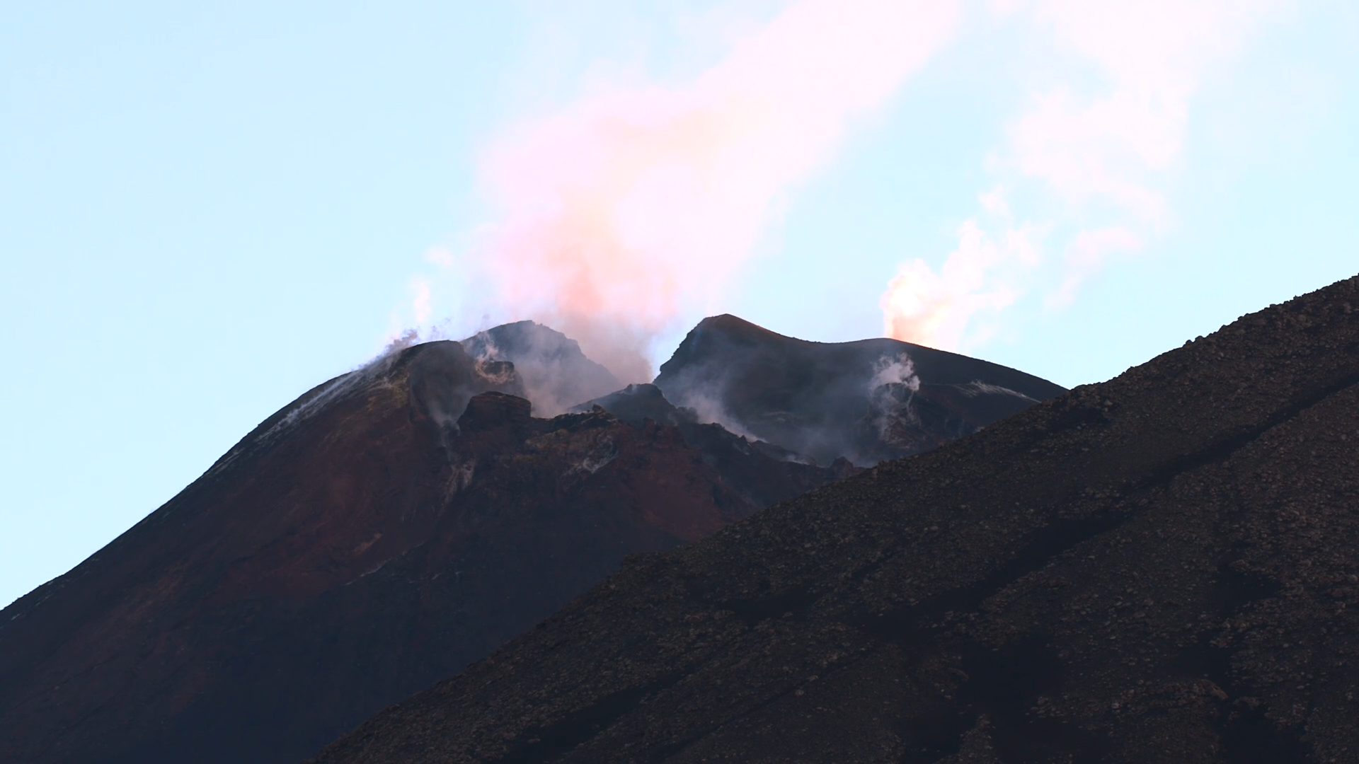 cambia il profilo dell etna dopo il crollo del cratere le immagini ravvicinate dello squarcio – video