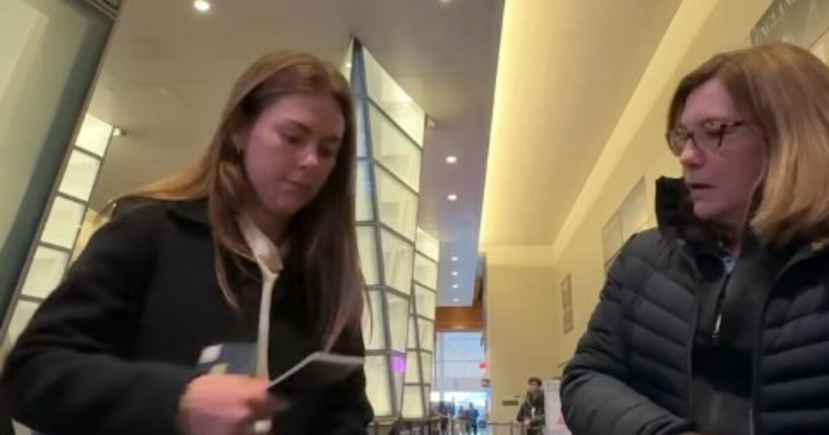 pensa di accompagnare la figlia durante un viaggio di lavoro ma si trova a vivere la sorpresa più bella della vita la storia di betsy è virale