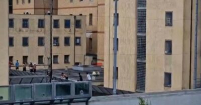 Copertina di Rivolta al Marassi, detenuti fuori da celle