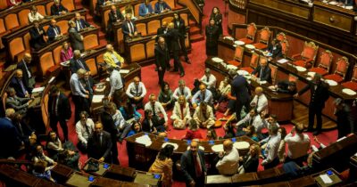 Copertina di Dl Sicurezza: show, risse e la solita fiducia. Il decreto è legge