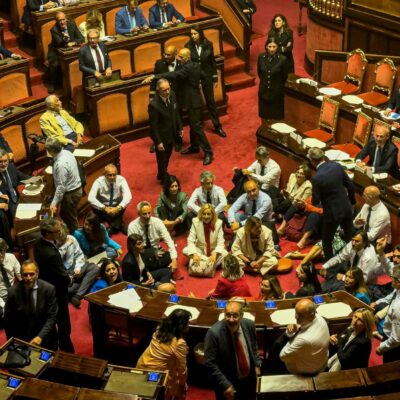 Copertina di Dl Sicurezza: show, risse e la solita fiducia. Il decreto è legge