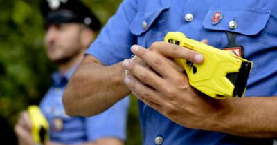 Copertina di Due decessi per il Taser, così lo Stato protegge se stesso e sacrifica chi è in prima linea