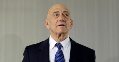Copertina di Ehud Olmert: “Netanyahu è indifendibile: gli elettori lo puniranno”