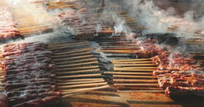 Copertina di L’Abruzzo (e 70mila euro) sbarca in Spagna. Ma gli arrosticini no: colpa del troppo  fumo