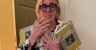 Copertina di “Come si perde una madre. Memorie di una figlia”: così Molly Jong racconta la demenza (e la vita, senza sconti) della mamma