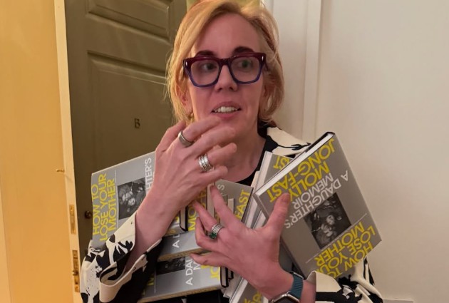 “Come si perde una madre. Memorie di una figlia”: così Molly Jong racconta la demenza (e la vita, senza sconti) della mamma