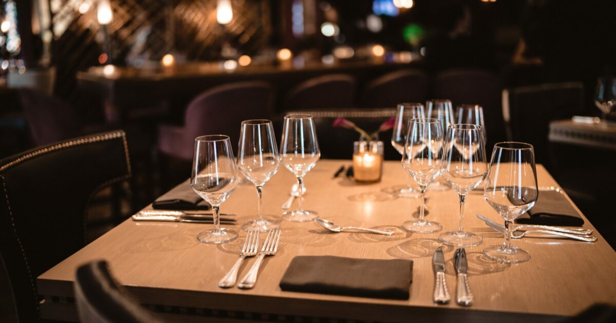 quando ti siedi al ristorante ci sono comportamenti che dovresti evitare dal 8216one timing8217 alle chiacchiere fuori tempo massimo prima di ordinare parla l8217esperto di galateo
